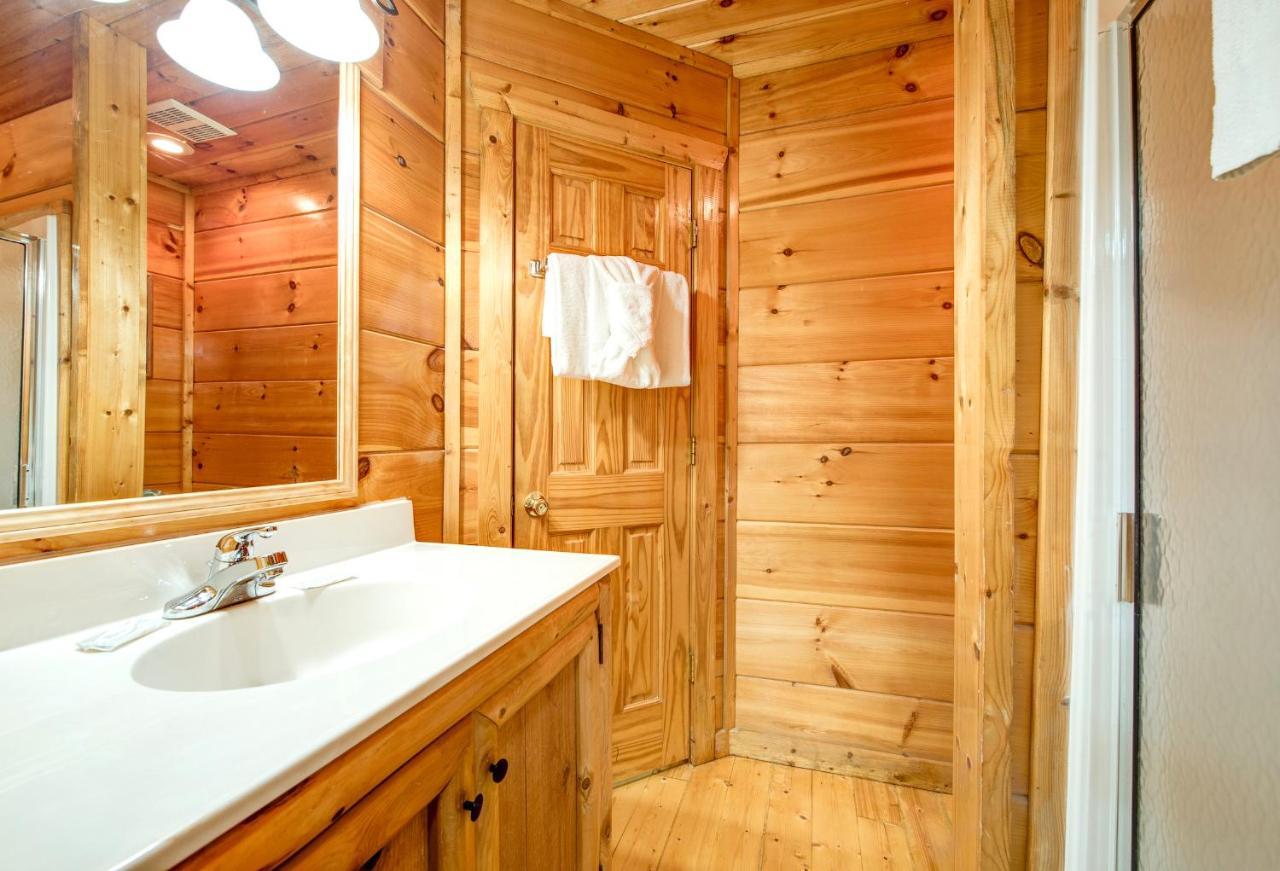 Cabin Of Dreams, 3 Bedroom Water View, Wifi, Hot Tub, Pool Table, Sleep 8 Sevierville Bagian luar foto